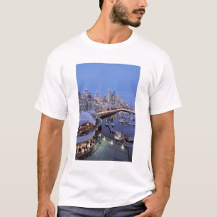 Camiseta Dusk en el puerto de Bell en Seattle, Washington.