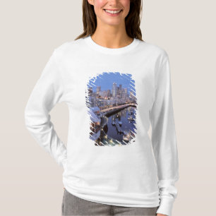 Camiseta Dusk en el puerto de Bell en Seattle, Washington.