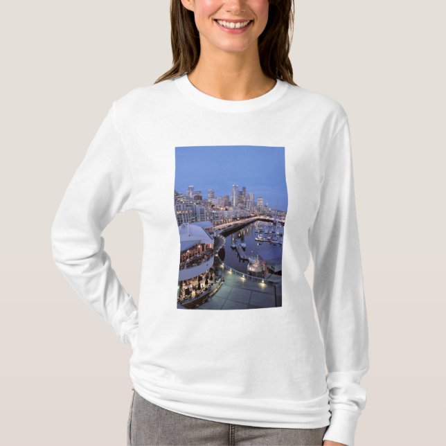 Camiseta Dusk en el puerto de Bell en Seattle, Washington. (Anverso)