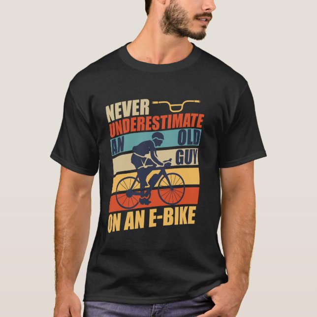Camiseta E bicicleta NUNCA SUBESTIMAR A UN VIEJO CON UN E B (Anverso)