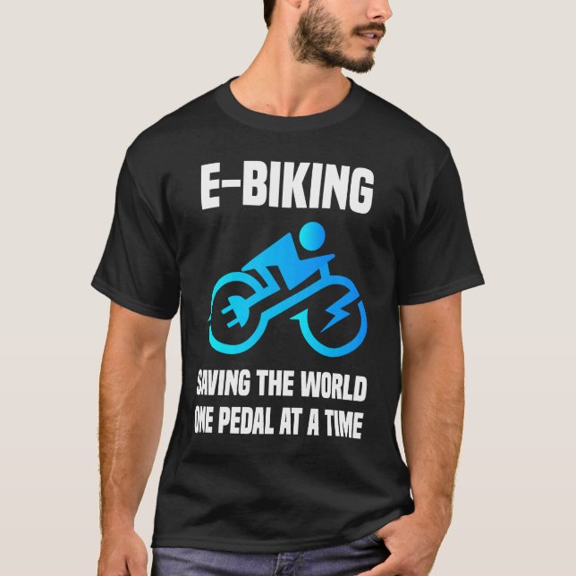 Camiseta E Biker Salvando al mundo un pedal a la vez E Bi (Anverso)