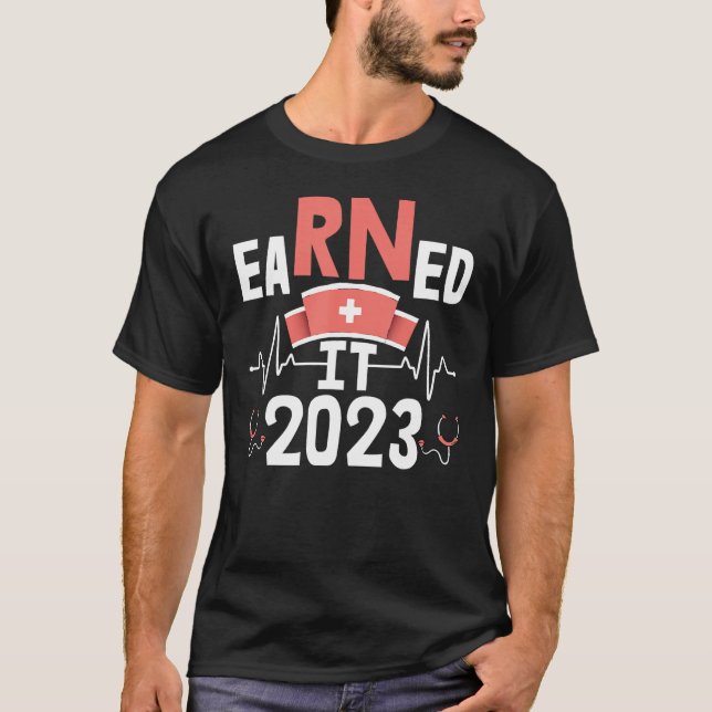 Camiseta Earned It 2023 - Funny Nurse Graduation RN LPN Nur (Anverso)