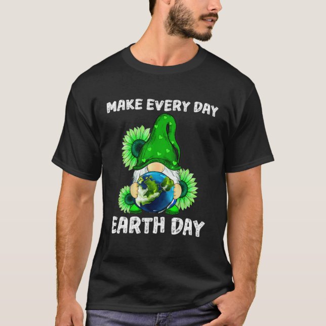 Camiseta Earth Day 2023 Gnomes Planet Make Earth Day Every  (Anverso)