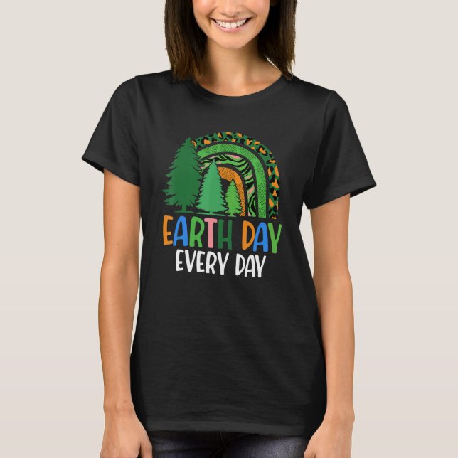 Camiseta Earth Day Every Day Pine Tree 2022 Rainbow Earth (Anverso)
