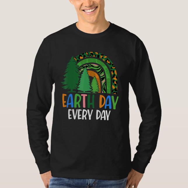 Camiseta Earth Day Every Day Pine Tree 2022 Rainbow Earth (Anverso)