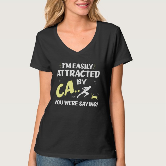 Camiseta Easily Attracted By Cats   Cat Mom Cat Dad Cat (Anverso)