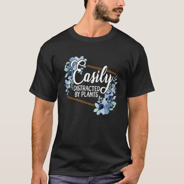 Camiseta Easily Distraced By Plants Gardener Gardening Bota (Anverso)