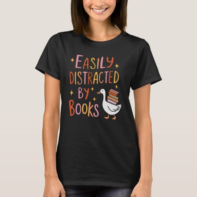 Camiseta Easily Distracted by Books – Cute Goose with Books (Anverso)