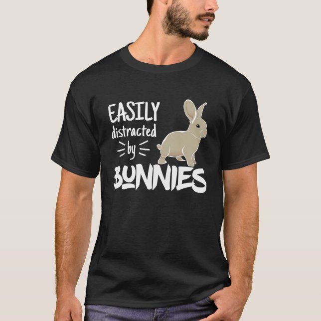 Camiseta Easily Distracted by Bunnies Barnyard Rabbit (Anverso)