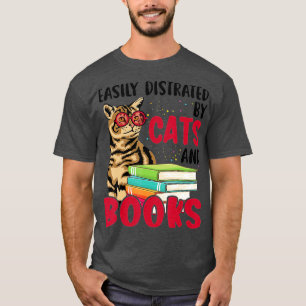 Camiseta Easily Distracted By Cat Books Tabby Cat And Book