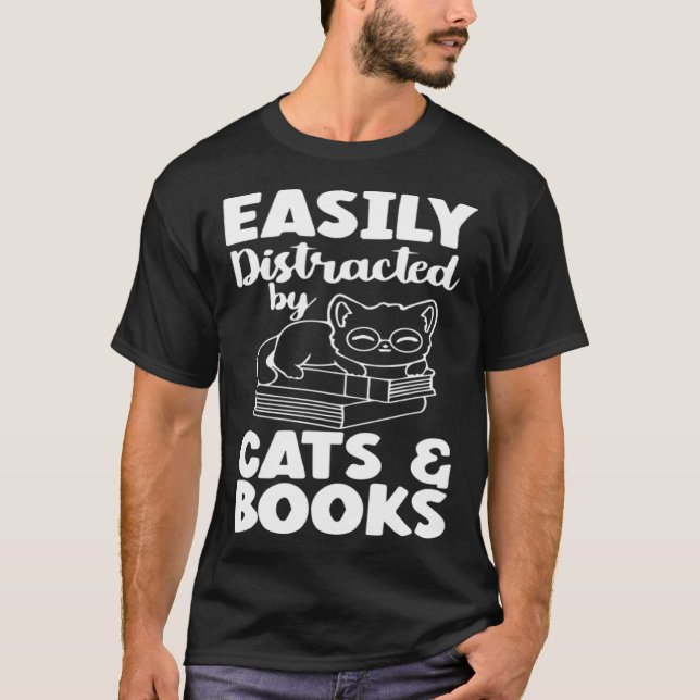 Camiseta Easily Distracted By Cats And Books Cat  Bookworm (Anverso)