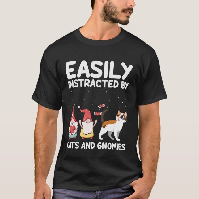 Camiseta Easily Distracted by Cats and Gnomies for Gardenin (Anverso)