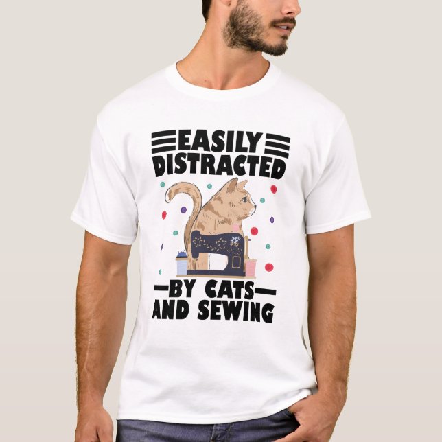 Camiseta Easily Distracted By Cats And Sewing cat lover (Anverso)