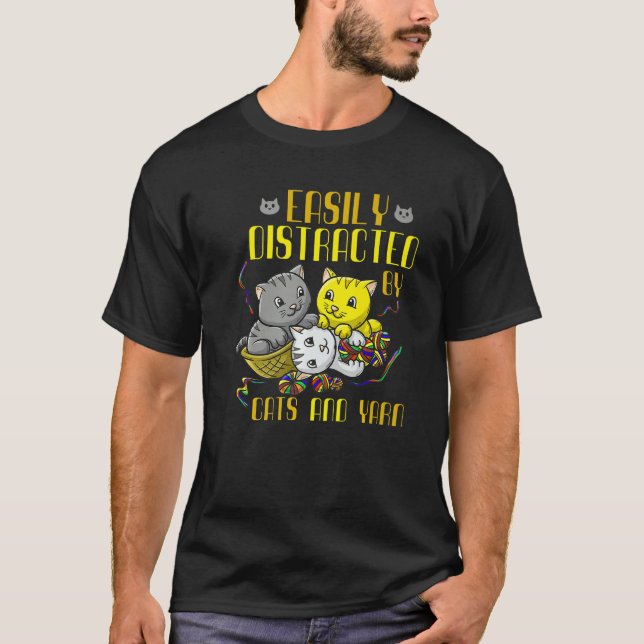 Camiseta Easily Distracted By Cats And Yarn Cat Owner Croch (Anverso)