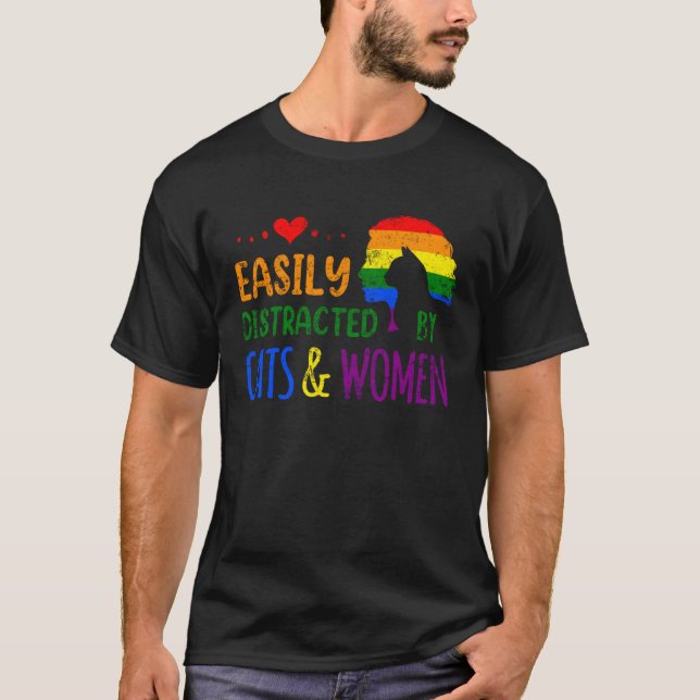 Camiseta Easily Distracted By Cats Women LGBTQ Lesbian Prid (Anverso)