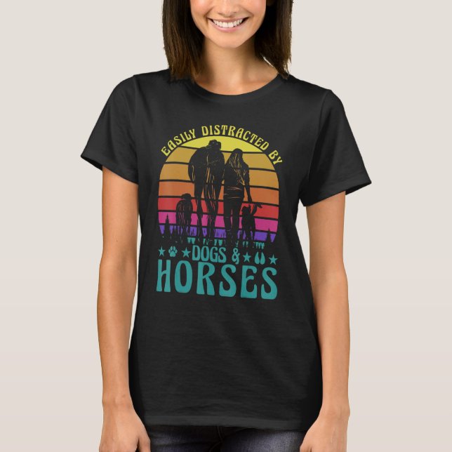 Camiseta Easily Distracted by Dogs and Horses Funny Saying  (Anverso)