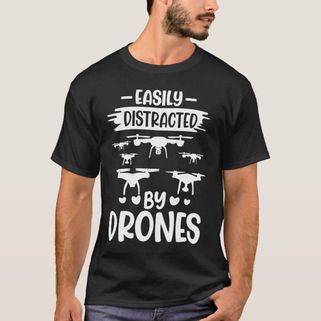 Camiseta Easily Distracted by Drones  Drone Pilot Enthusias (Anverso)