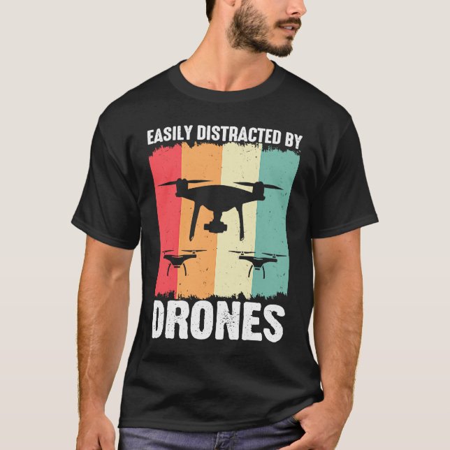 Camiseta Easily Distracted by Drones  Drone Pilot Enthusias (Anverso)