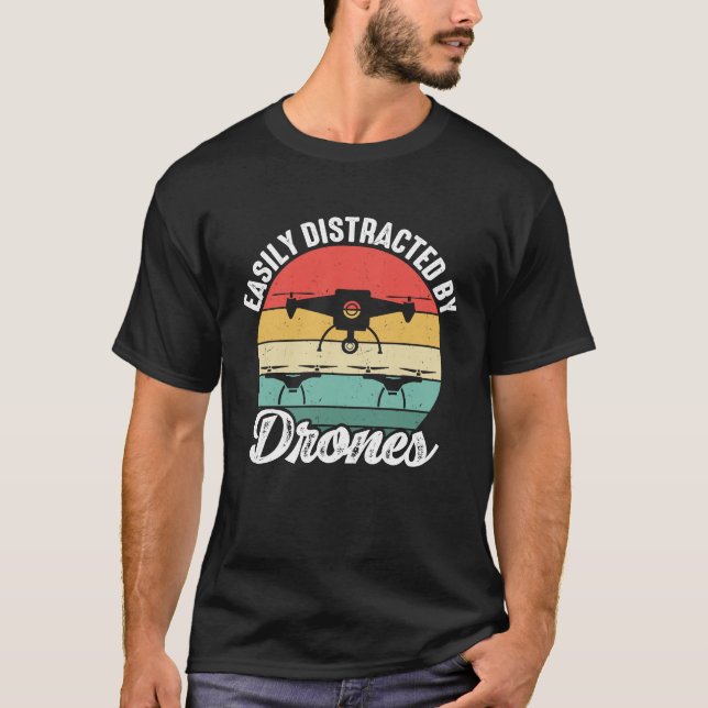 Camiseta Easily Distracted by Drones  Drone Pilot Enthusias (Anverso)