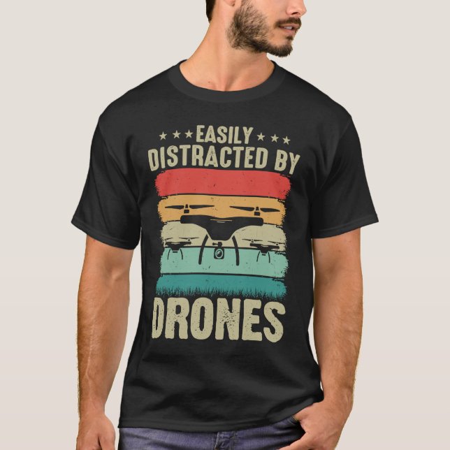 Camiseta Easily Distracted by Drones  Drone Pilot Enthusias (Anverso)