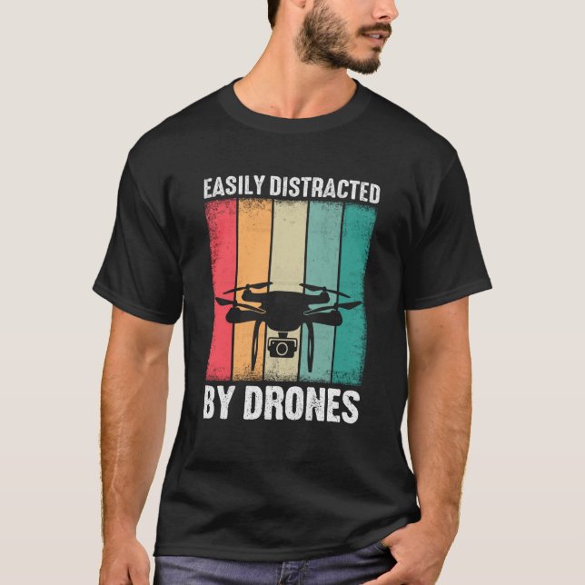 Camiseta Easily Distracted by Drones Drone Pilot Enthusiast (Anverso)