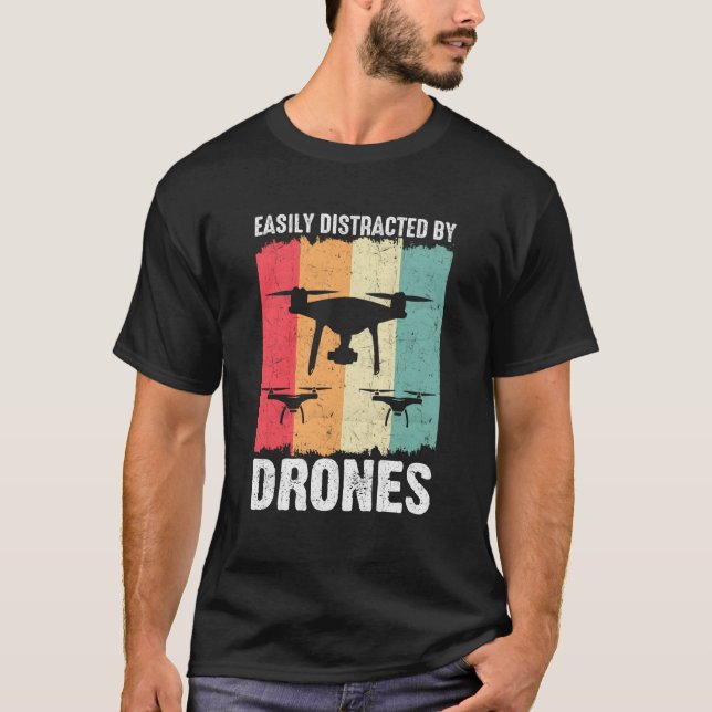 Camiseta Easily Distracted by Drones Drone Pilot Enthusiast (Anverso)