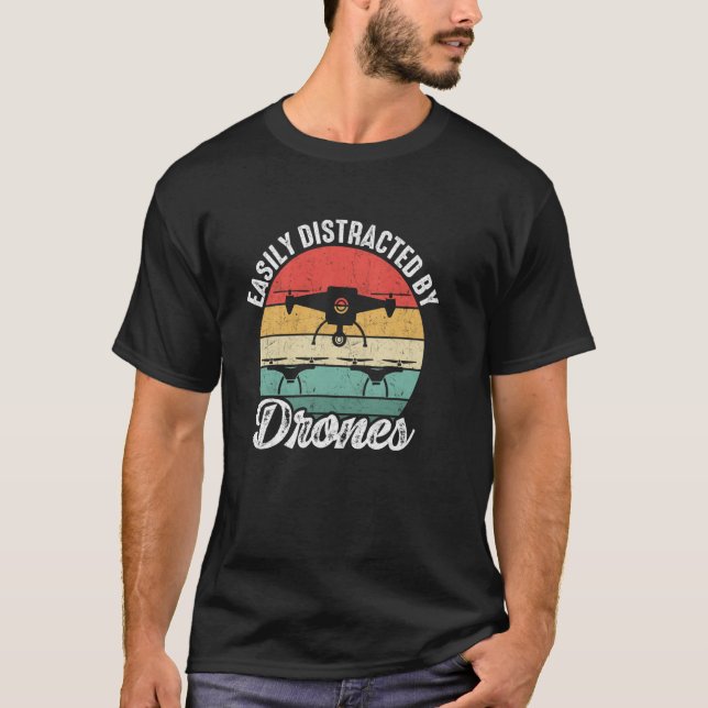 Camiseta Easily Distracted by Drones Drone Pilot Enthusiast (Anverso)