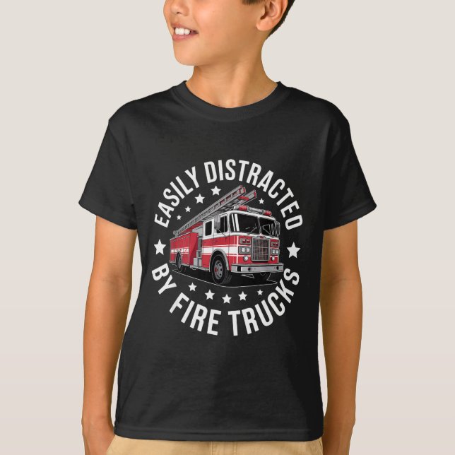 Camiseta Easily Distracted By Fire Trucks Design  (Anverso)