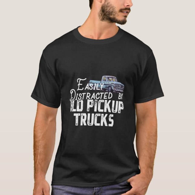 Camiseta Easily Distracted By Old Pickup Trucks Trucker (Anverso)