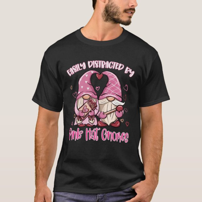Camiseta Easily Distracted by Pink Hat Gnomes Gardening Gno (Anverso)