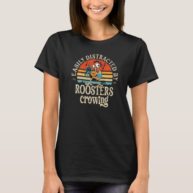 Camiseta Easily Distracted by Roosters Crowing Chicken Farm (Anverso)