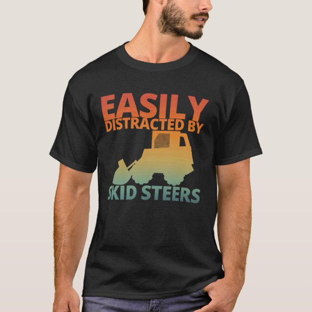 Camiseta Easily Distracted By Skid Steers Funny Skid Steer  (Anverso)