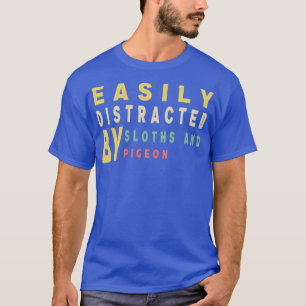 Camiseta Easily Distracted By Sloths And Pigeon
