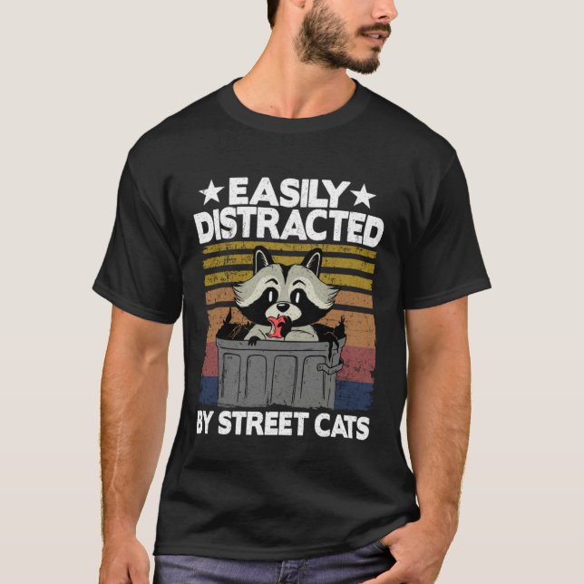 Camiseta Easily Distracted By Street Cats Raccoon  10 (Anverso)