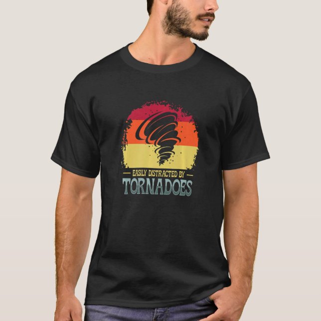 Camiseta Easily Distracted By Tornadoes Meteorology Weather (Anverso)