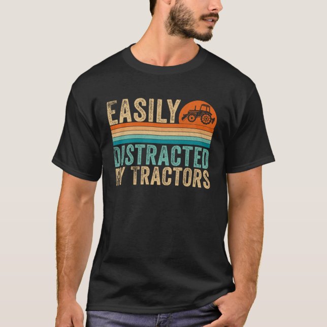 Camiseta Easily distracted by tractors (Anverso)