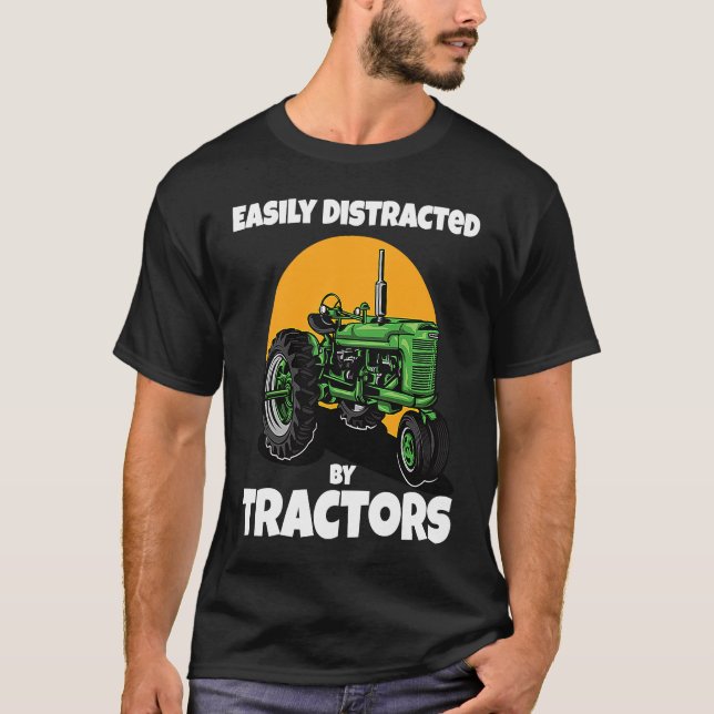 Camiseta Easily Distracted By Tractors Funny Farmer Quote (Anverso)