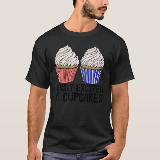 Camiseta Easily Excited By The Cupcakes  Men Baking Muffins (Anverso)