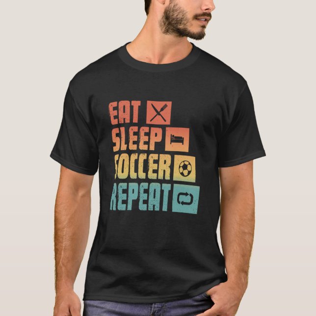 Camiseta Eat Sleep Soccer Repetir entrenador retro jugador  (Anverso)