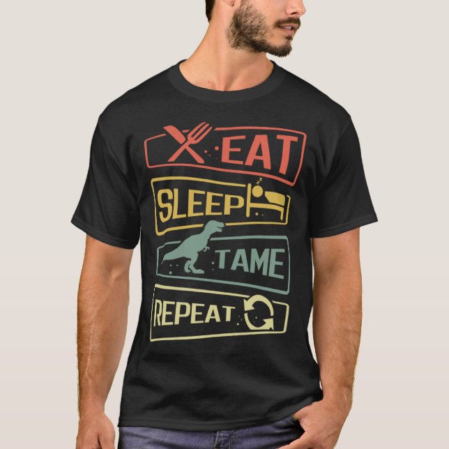 Camiseta Eat Sleep Tame Repeat Dinosaur (Anverso)