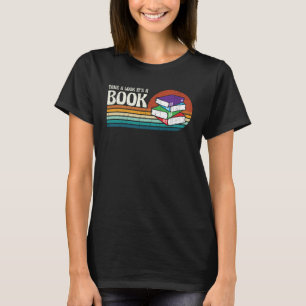 Camiseta Echa un vistazo, está en un libro leyendo gusano d