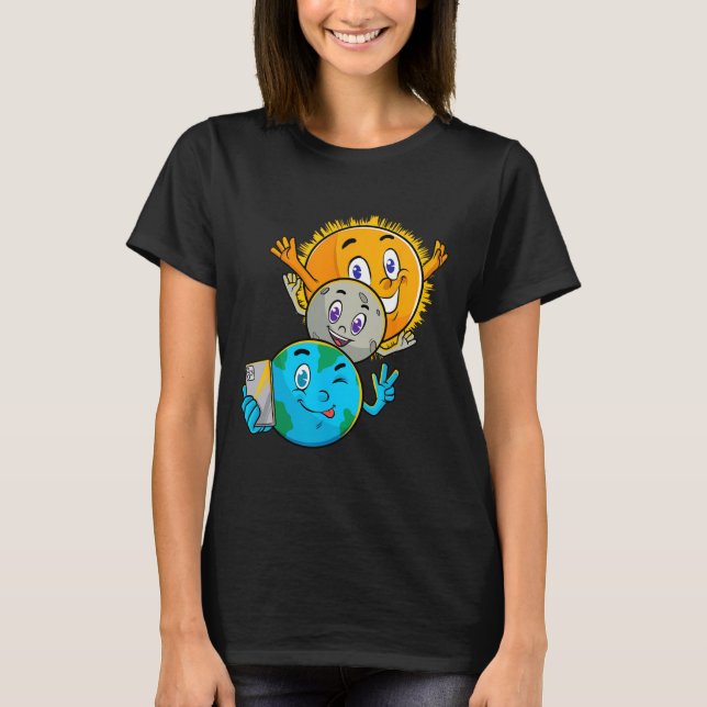 Camiseta Eclipse solar 2024 Funny Earth Sun Moon Selfie Spa (Anverso)