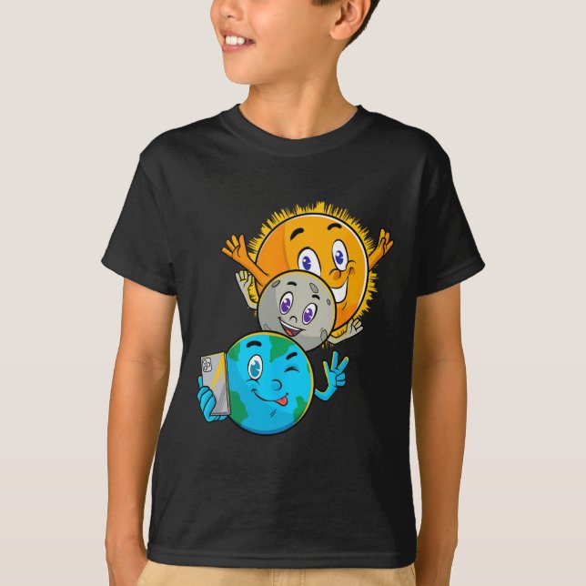 Camiseta Eclipse solar 2024 Funny Earth Sun Moon Selfie Spa (Anverso)