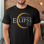 Camiseta Eclipse solar total de 2024 Texas Black & Gold mod<br><div class="desc">Presentamos nuestra moderna camiseta Personalizado Eclipse Solar Total 2024 Texas Black & Gold, una elegante pieza conmemorativa para este extraño evento celestial. esta camiseta captura la elegancia y emoción del eclipse solar total. Con el año 2024 exhibido con audacia, junto con la ubicación de Texas, sirve como un recuerdo atemporal...</div>