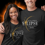 Camiseta Eclipse solar total de 2024 Texas Black & Gold mod<br><div class="desc">Presentamos nuestra moderna camiseta Personalizado Eclipse Solar Total 2024 Texas Black & Gold, una elegante pieza conmemorativa para este extraño evento celestial. esta camiseta captura la elegancia y emoción del eclipse solar total. Con el año 2024 exhibido con audacia, junto con la ubicación de Texas, sirve como un recuerdo atemporal...</div>