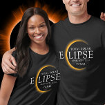 Camiseta Eclipse solar total de 2024 Texas Black & Gold mod<br><div class="desc">Presentamos nuestra moderna camiseta Personalizado Eclipse Solar Total 2024 Texas Black & Gold, una elegante pieza conmemorativa para este extraño evento celestial. esta camiseta captura la elegancia y emoción del eclipse solar total. Con el año 2024 exhibido con audacia, junto con la ubicación de Texas, sirve como un recuerdo atemporal...</div>