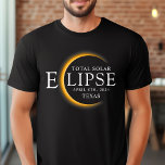 Camiseta Eclipse solar total de 2024 Texas Black & Gold mod<br><div class="desc">Presentamos nuestra moderna camiseta Personalizado Eclipse Solar Total 2024 Texas Black & Gold, una elegante pieza conmemorativa para este extraño evento celestial. esta camiseta captura la elegancia y emoción del eclipse solar total. Con el año 2024 exhibido con audacia, junto con la ubicación de Texas, sirve como un recuerdo atemporal...</div>