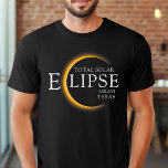 Camiseta Eclipse solar total de 2024 Texas Black & Gold mod<br><div class="desc">Presentamos nuestra moderna camiseta Personalizado Eclipse Solar Total 2024 Texas Black & Gold, una elegante pieza conmemorativa para este extraño evento celestial. esta camiseta captura la elegancia y emoción del eclipse solar total. Con el año 2024 exhibido con audacia, junto con la ubicación de Texas, sirve como un recuerdo atemporal...</div>