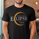 Camiseta Eclipse solar total de 2024 Texas Black & Gold mod<br><div class="desc">Presentamos nuestra moderna camiseta Personalizado Eclipse Solar Total 2024 Texas Black & Gold, una elegante pieza conmemorativa para este extraño evento celestial. esta camiseta captura la elegancia y emoción del eclipse solar total. Con el año 2024 exhibido con audacia, junto con la ubicación de Texas, sirve como un recuerdo atemporal...</div>