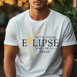 Camiseta Eclipse solar total de 2024 Texas Black & Gold mod<br><div class="desc">Presentamos nuestra moderna camiseta Personalizado Eclipse Solar Total 2024 Texas Black & Gold, una elegante pieza conmemorativa para este extraño evento celestial. esta camiseta captura la elegancia y emoción del eclipse solar total. Con el año 2024 exhibido con audacia, junto con la ubicación de Texas, sirve como un recuerdo atemporal...</div>